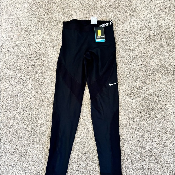 Nike women’s Black Leggings - Picture 1 of 4